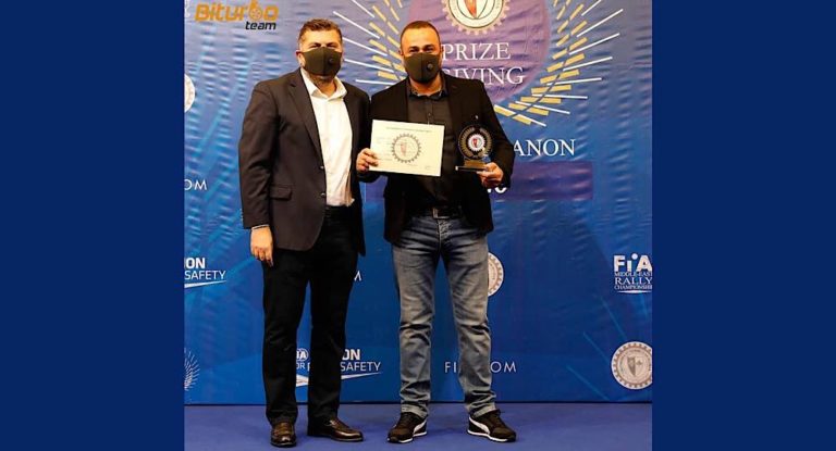 السائق  بول القصيفي يستلم جائزة المركز الأول لعام ٢٠٢٠