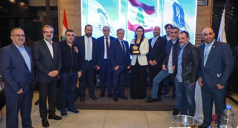 وايت ألتراس” يكرّم رئيسة نادي الراسينغ