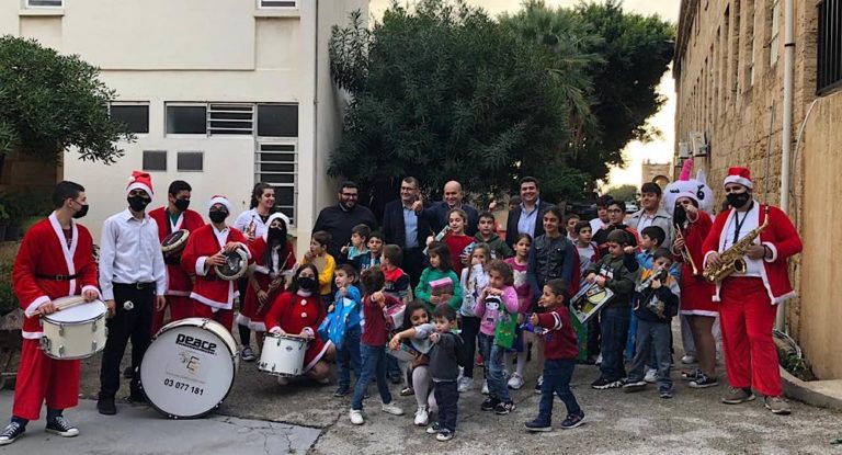 بلدية جبيل توزّع الهدايا على أطفال “عش العصافير”