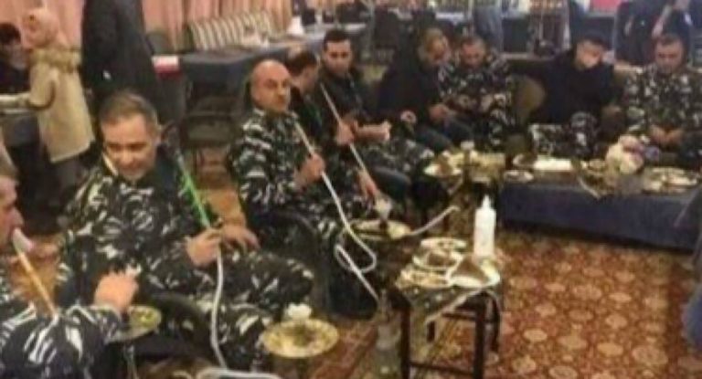 لا تباعد ولا كمامات بل نراجيل.. صورة تثير الجدل لعناصر من قوى الأمن