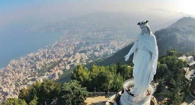 بالفيديو: الثلوج تعانقُ سيدة حريصا