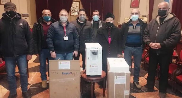 جمعية ” القديسة رفقا ” تقدم مضختين لتكثيف الاوكسيجين الى رعية المسيح في العاقورة
