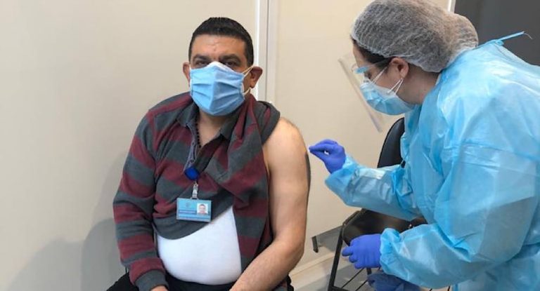 رئيس بلدية عنايا وكفربعال يعلن عن تلقيه اللقاح