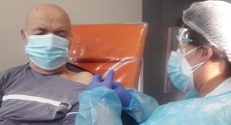 بالصور : المعمّر طاتيوس طوباليان ١٠٩ سنوات يتلّقى لقاح ضد فيروس كورونا