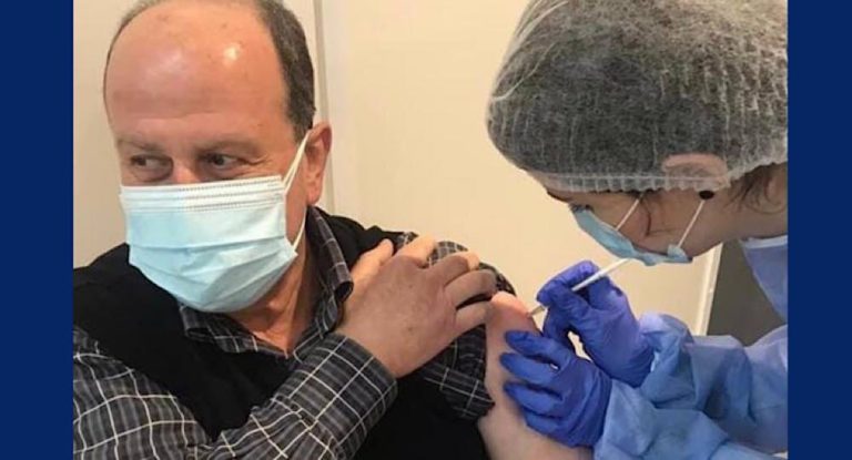 رئيس بلدية عمشيت الدكتور أنطوان بربر عيسى تلقى اللقاح : لعدم التردّد حياله