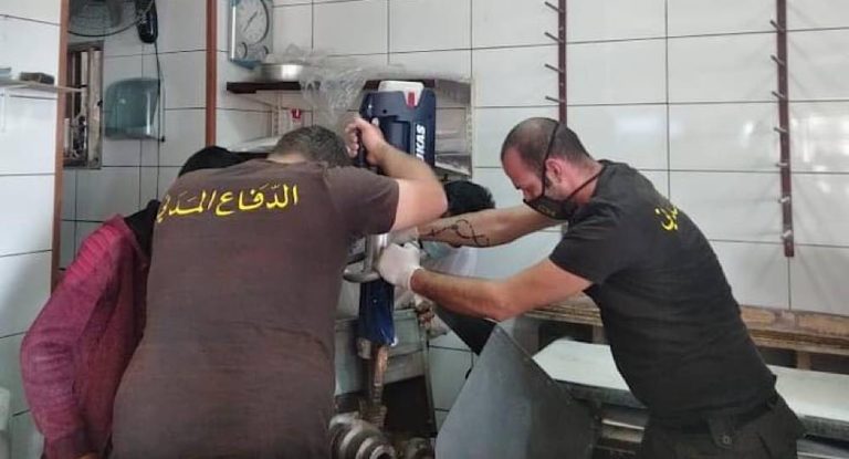 علقت يده داخل آلة لتقطيع العجين!