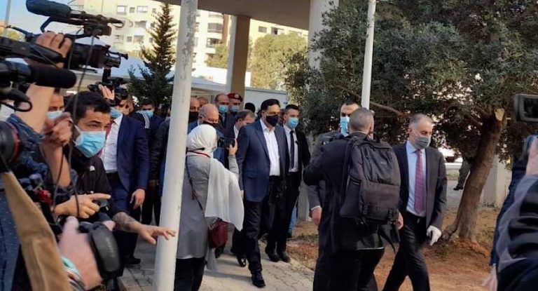 إنطلاق عملية التلقيح ضد “كورونا”.. دياب: اليوم مش دوري وحسن: أنا خارج الطبقة المستهدفة