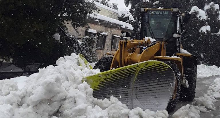 بالصور: الثلوج تحتجز عائلة داخل سيارة