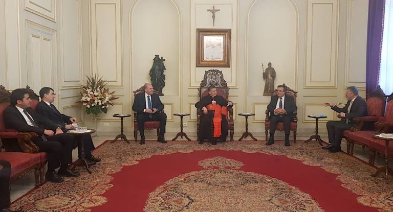 الراعي يلتقي وفد “الوطني الحر” ويتلقى اتصالاً من باسيل.. وموفد من بكركي يزور احدى المرجعيات اليوم