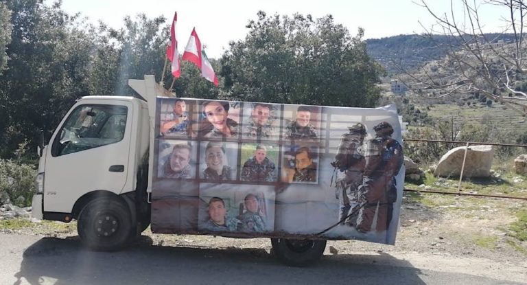 بالفيديو والصور : تعرضت الشاحنة التي تحمل إسم “الشهيد جو نون”، لحادثٍ كبير وسقوط جرحى