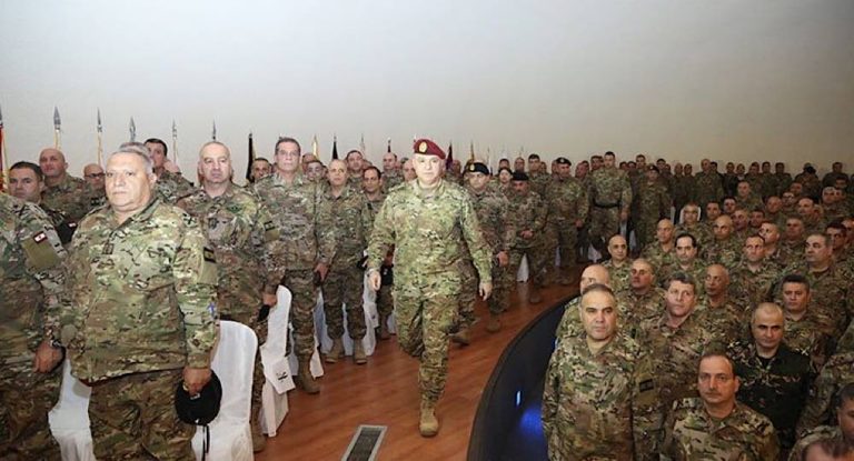 قائد الجيش للمسؤولين: الشعب والعسكريّ جائعون لا تمدوا يدكم على حقوقنا