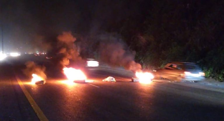 عناصر من الجيش اللبناني تفتح طريق الطريق على أوتوستراد حالات بعدمااقفلها المحتجون