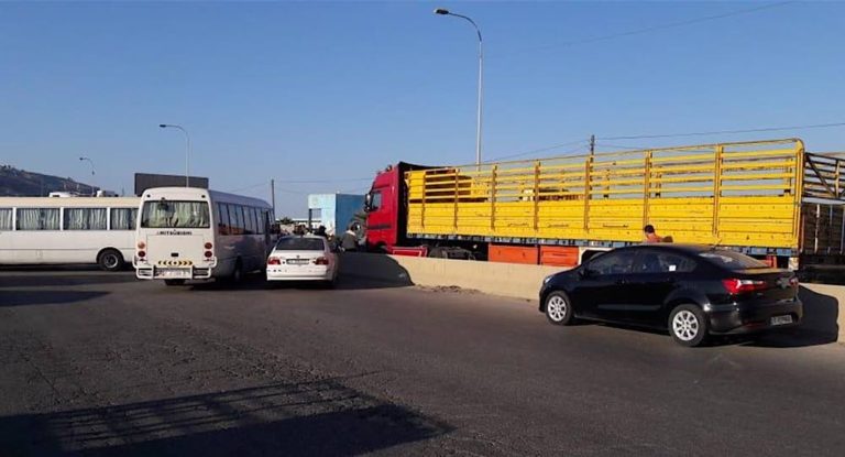 زعيم سياسي بارز يتعهد بـ”تصليح فانات” تعرضت للتكسير اثناء التحركات  الإحتجاجية