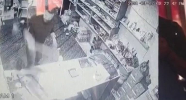 فيديو صادم بوضح النهار في حالات : هجموا على المحلّ بالعصيّ.. وسرقوه!