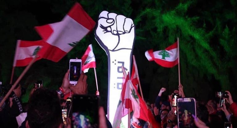 بدء تجمع للثوار في ساحة الثورة في جبيل ، في ظل تواجد الجيش اللبناني في المحلة