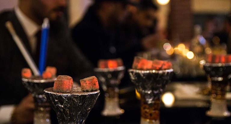 في لبنان… لا غنى عن “الأركيلة” ولو بـ”معسّل مغشوش”!