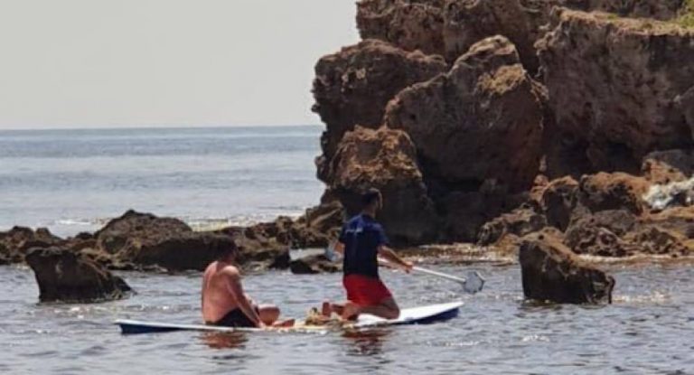 انقاذ مراهق مقابل شاطئ الرمل في جبيل.