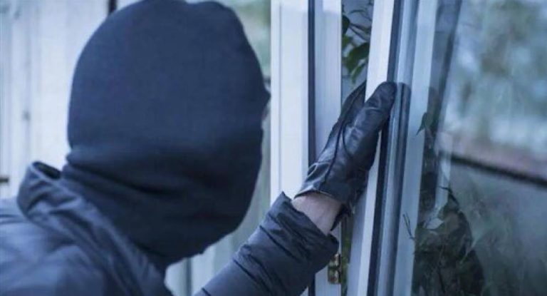 في جونية…سرقت مبلغًا ماليًّا ومجوهرات من منزل مخدوميها