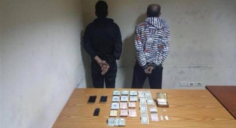 بالجرم المشهود… إلقاء القبض على مروّج مخدّرات وزبونه!