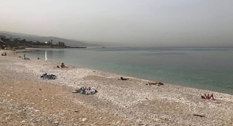 حملة تنظّيف للشاطئ في جبيل استعداداً لاستقبال المواطنين