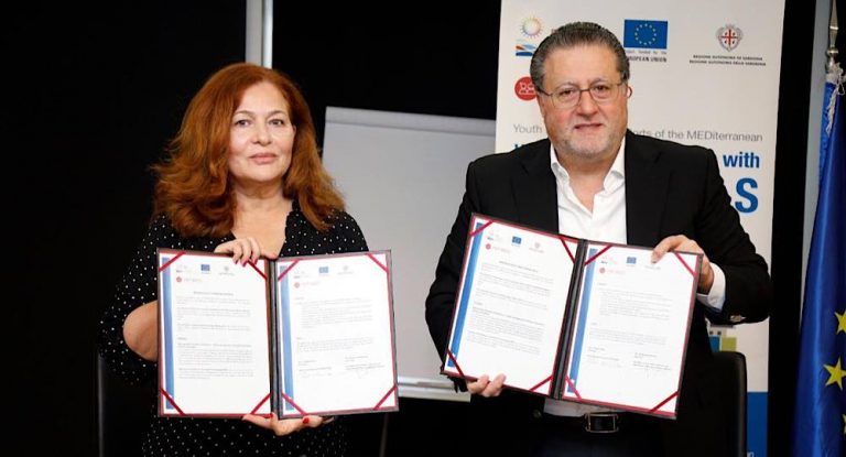 اتفاقية تعاون بين الجامعة الأميركية للتكنولوجيا-AUT وغرفة التجارة والصناعة