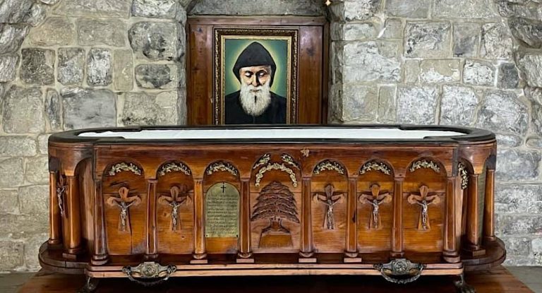 خاص-وزير يكشف عن إيمانه العميق بالقديس شربل الذي شفى إبنه