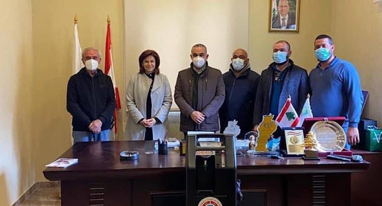 بلدية المزاريب وعرستا تتسلم جهاز تنفس وتضعه بتصرف أهالي البلدة