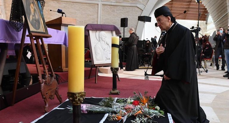 الراعي ترأس رتبة سجدة الصليب في كنيسة الباحة الخارجية في بكركي