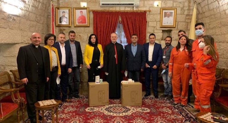 المطران عون يتسلم أجهزة تنفس اصطناعي من جمعية القديسة رفقا