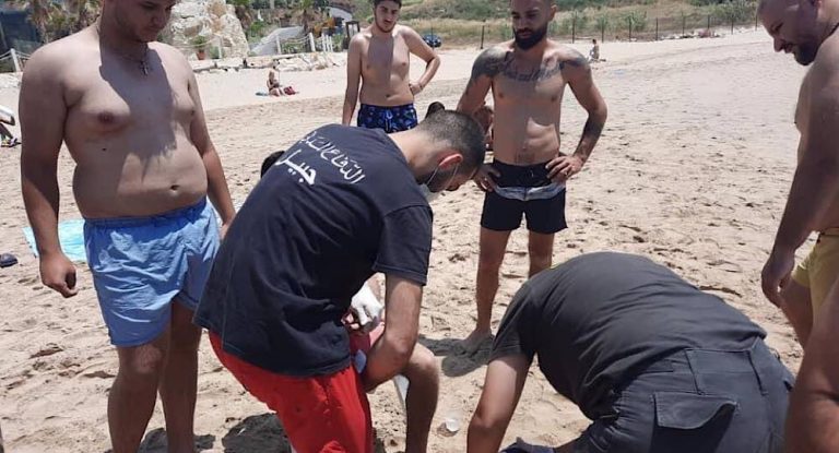 اسعاف غريق على شاطئ الرمل في مستيتا.