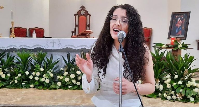 الدكتورة ماريا الخوري تحييّ أمسية ترانيم روحية في الفيدار