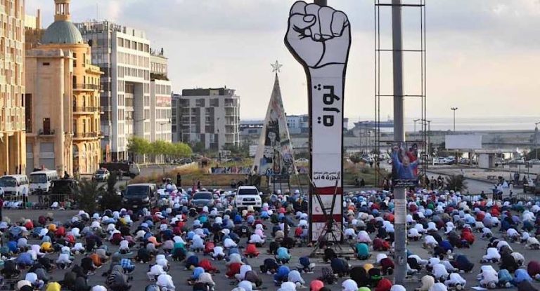 بالصور – المصلون يفترشون ساحة الشهداء للمشاركة في صلاة العيد