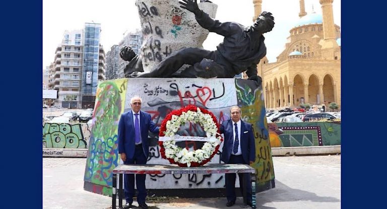 نقيبا الصحافة والمحررين وضعا اكليلا من الزهر على تمثال الشهداء.