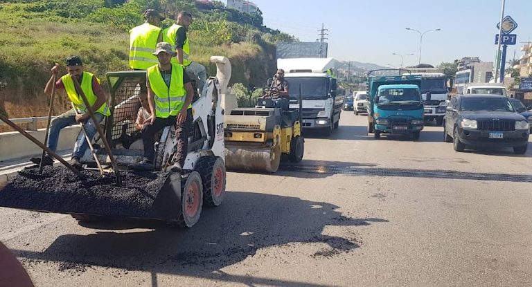 بالصور-مؤسسة حليم الحواط الإنسانية والإجتماعيّة تباشر حملة تأهيل وتزفيت الحفر في جبيل