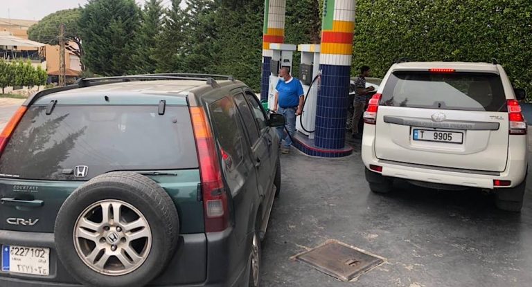 زحمة سيارات على محطات الوقود في جبيل