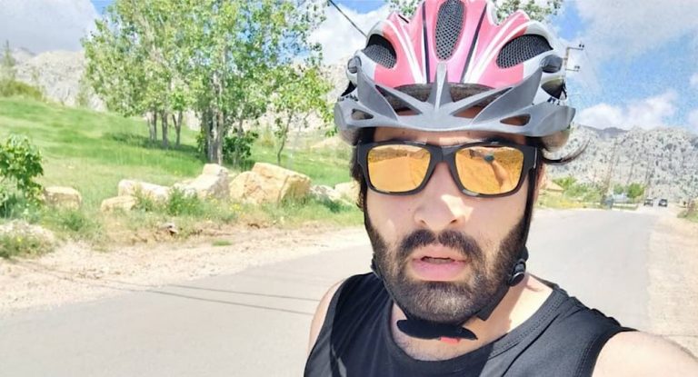 مِن على درّاجته..جورج بوعبدو يطلق “فيكي” مستخدماً تقنيّة “اللايف”