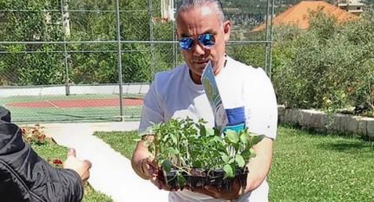 بلديّة المزاريب وعرستا توزّع شتولاً متنوعة على الاهالي