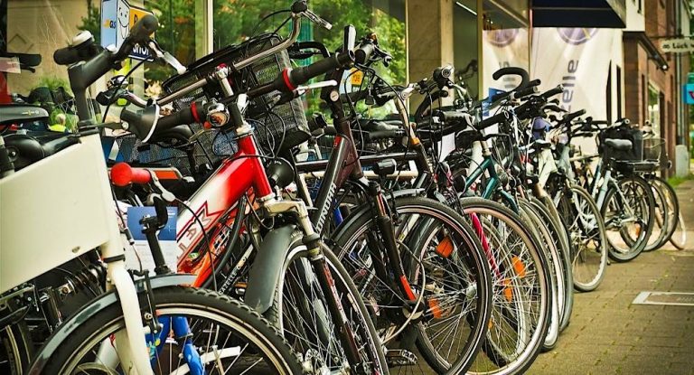 الدراجات الهوائية طارت: الباعة لا يقبلون إلا نقدا ً وبالدولار