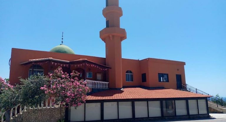 مؤسسة المجبر الإجتماعية تساهم بترميم مسجد تابع للوقف الشيعي في جبيل