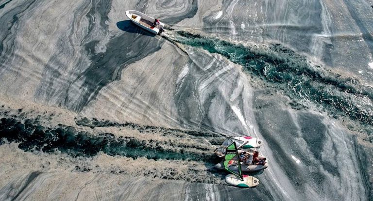 بالصور – ظاهرة غريبة على شاطئ تركيا حيرت العلماء