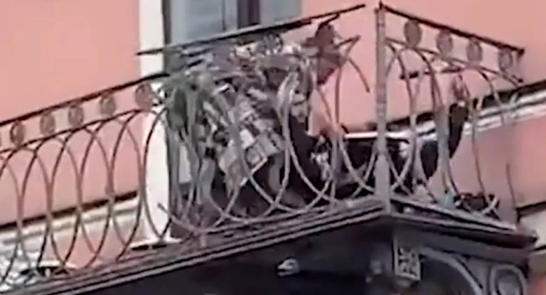 بالفيديو -لحظة مرعبة …سقوط زوجين من شرفة منزلهما أثناء مشاجرتهما