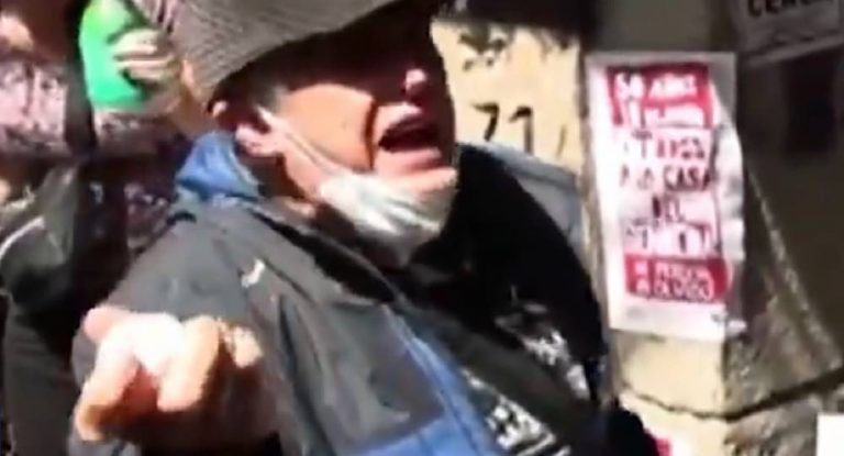 بالفيديو-منزل رئيس جمهورية يُرشق بالبيض