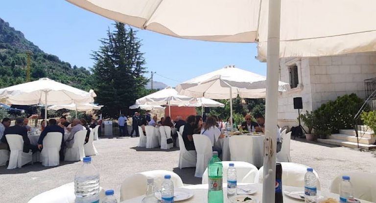 غذاء على شرف رئيس حزب الكتائب  في الغابات