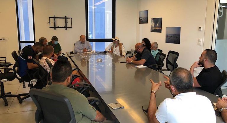 إجتماع بين رئيس بلدية جبيل و أصحاب المقاهي الليلية في السوق القديم