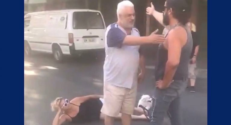 بالفيديو-سيدة تقطع السير بجسدها وتسبب زحمة سير…