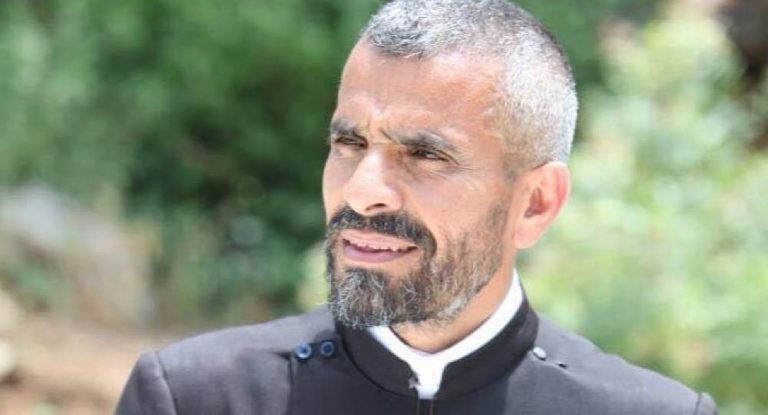 بالصور – تعرّض الأب مجدي علاوي للسرقة