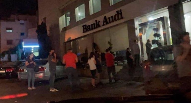 بالصورة- اقبال كثيف على احدى مصارف جبيل بعد تعليق السحب على سعر ٣٩٠٠