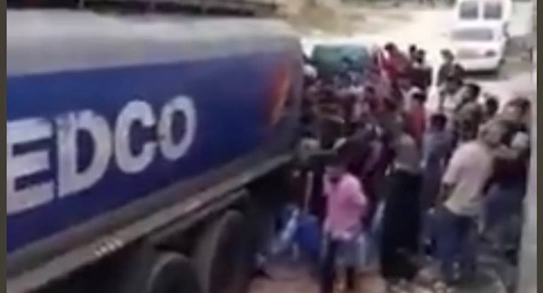 بالفيديو-توقيف صهريج  للمحروقات في شمال لبنان وتحويله الى الأهالي