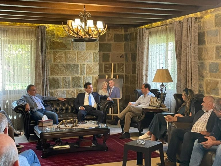 بالصور-سامي الجميل وعقيلته في دارة رئيس بلدية المزاريب وعرستا