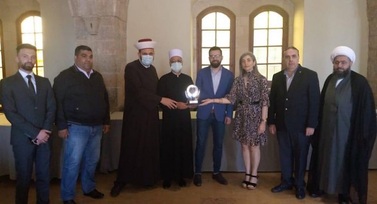 بحضور رجال دين وشخصيات .. مؤسسة المجبِّر الإجتماعيّة كرّمت الشيخ نظام بو خزام